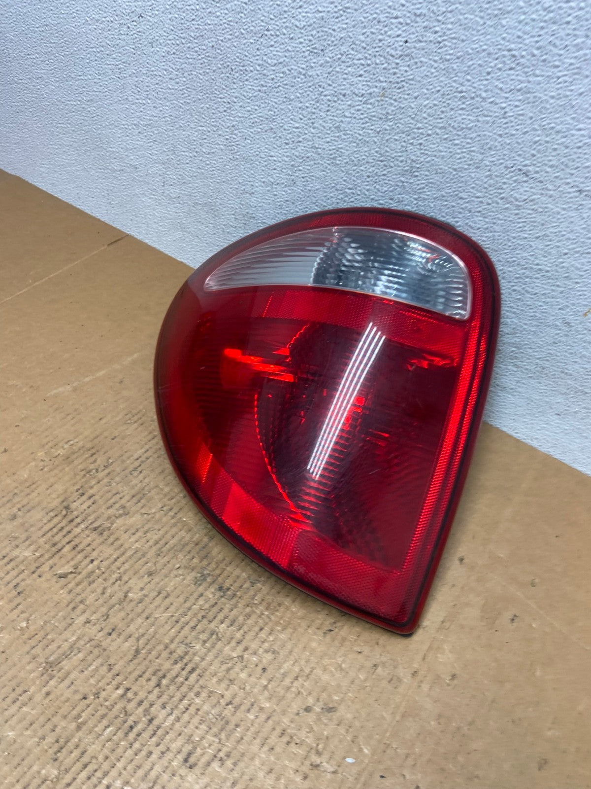 2004 to 2007 Dodge Grand Caravan Left Driver Lh Tail Light AE0646 LK1
