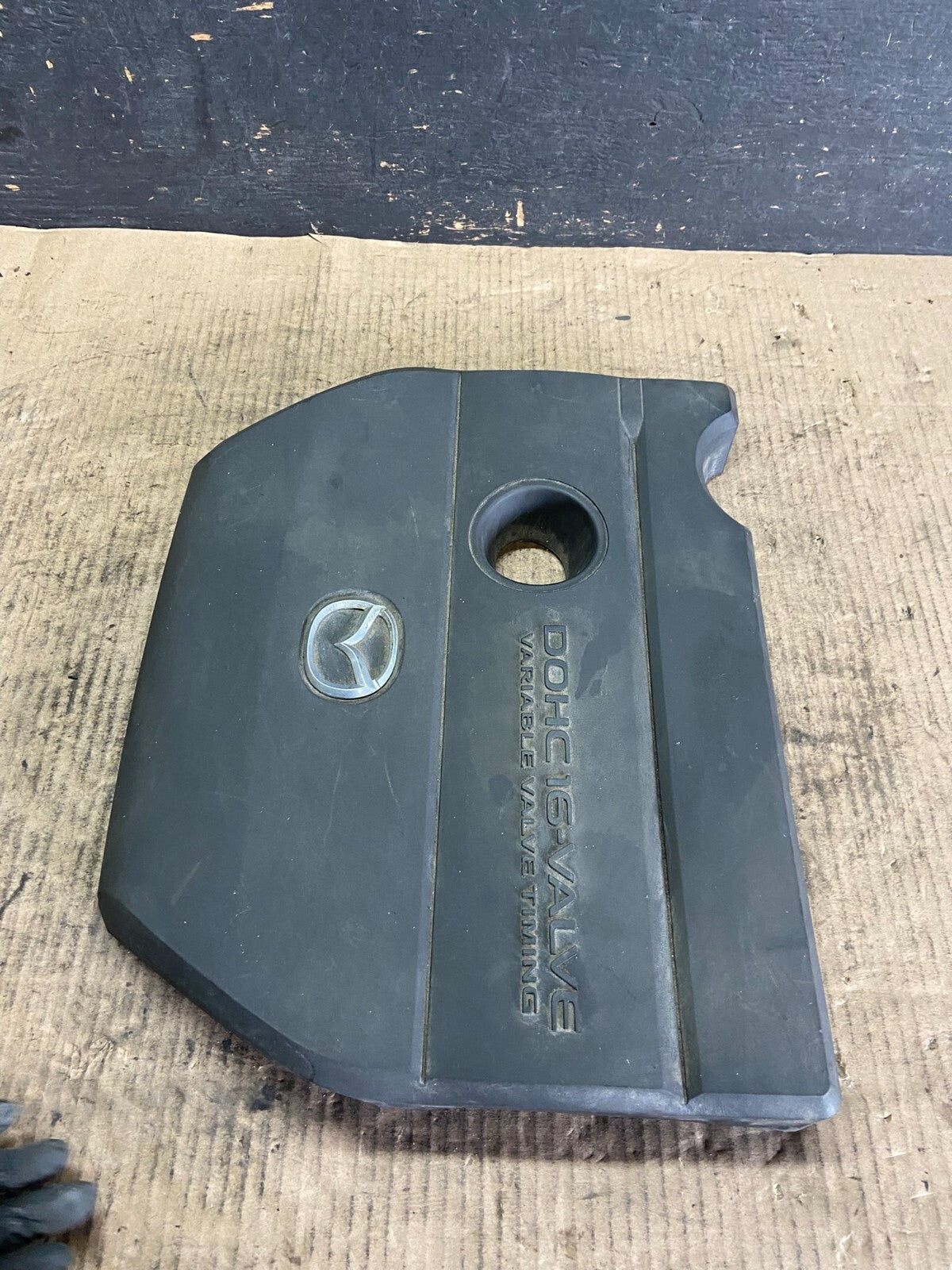 2004 to 2009 Mazda 3 DOHC 16 VALVE Engine Shield Top Cover O0976 PS2