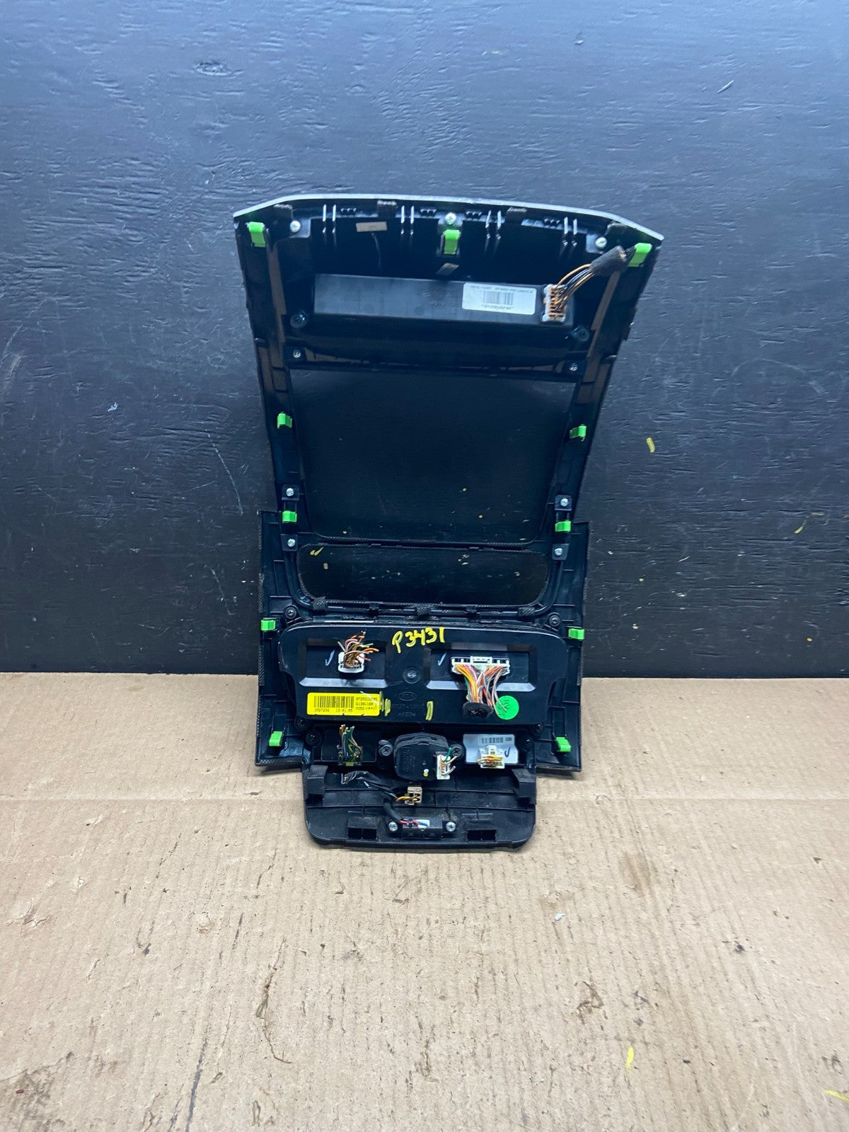 2014 2015 Kia Sorento Temp AC Climate Control Panel Trim 972501u585 P3431 DG5