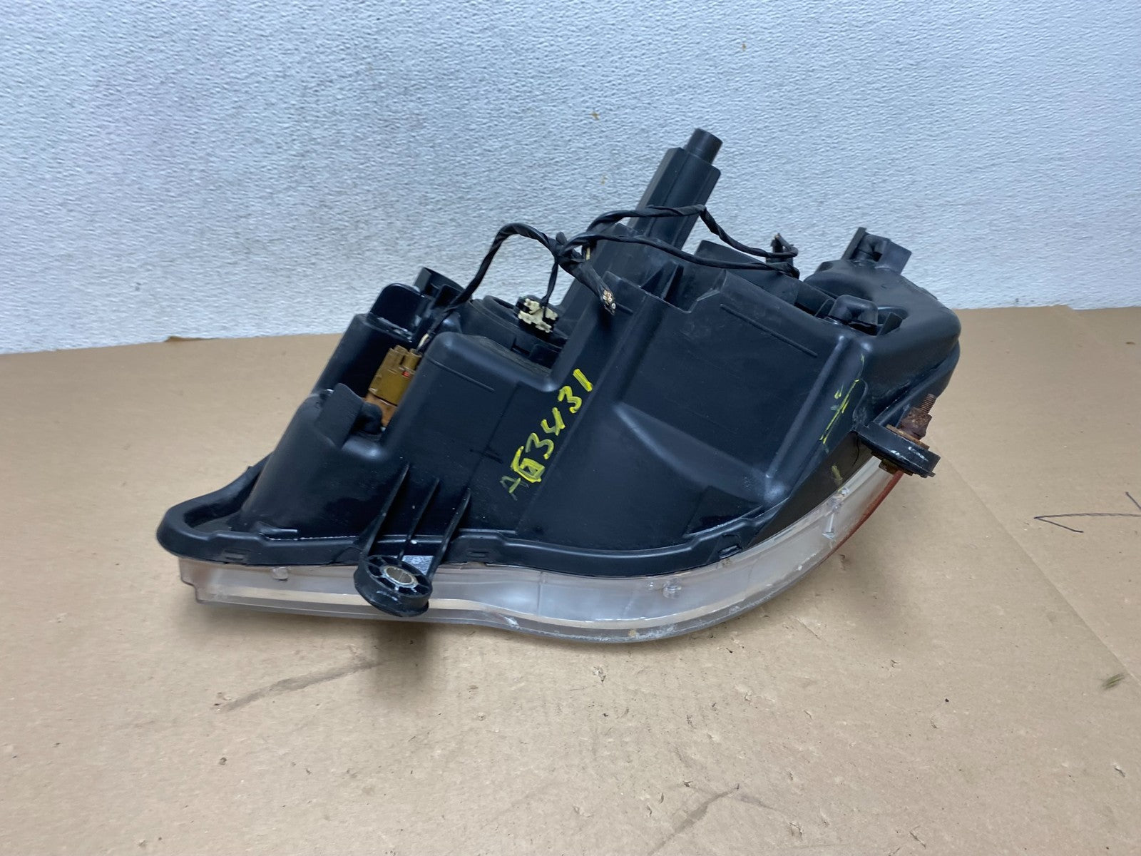 2011 to 2016 Chrysler Town and Country Right Passenger Headlight AG3431 DW6