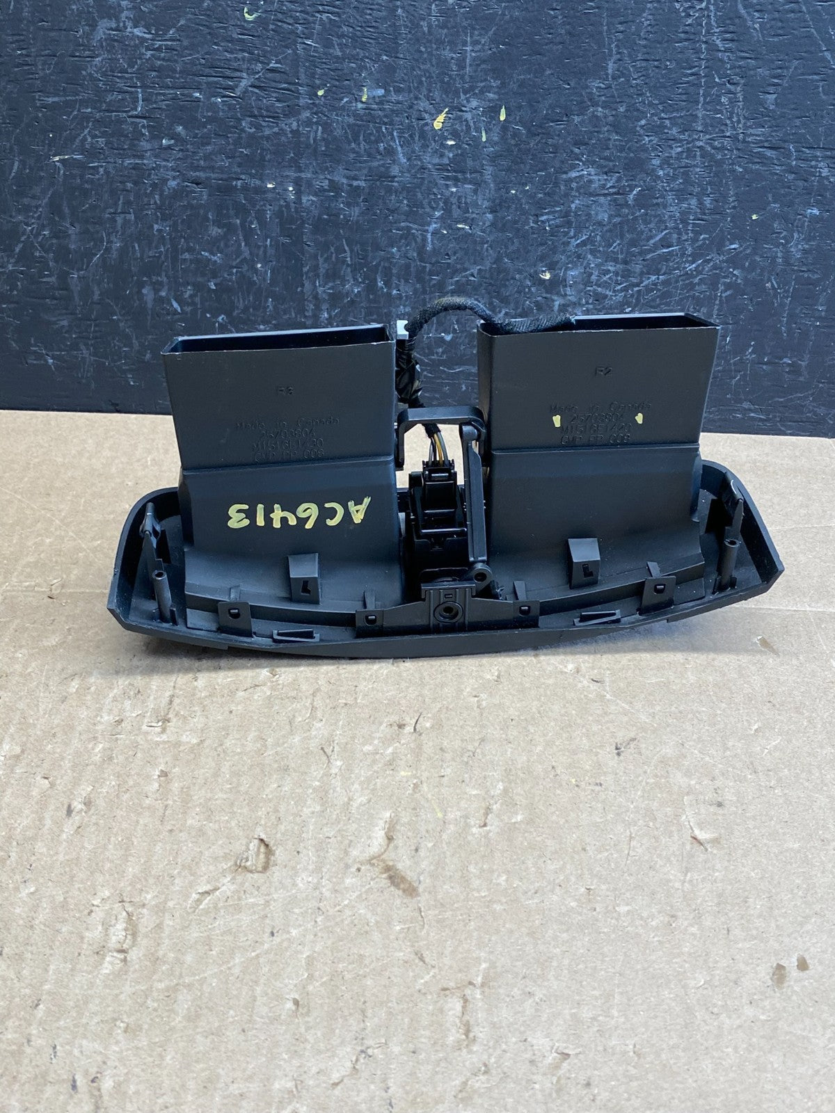 2004 to 2009 Cadillac SRX Front Center Dash A/C Air Vent ac6413 DG3