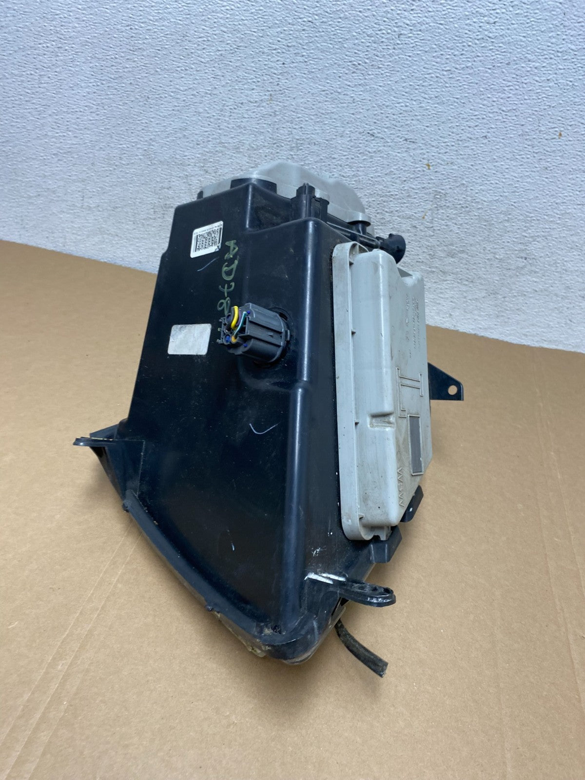 2005 to 2011 Cadillac STS Left Driver LH Side Xenon Headlight AD7841 DW9