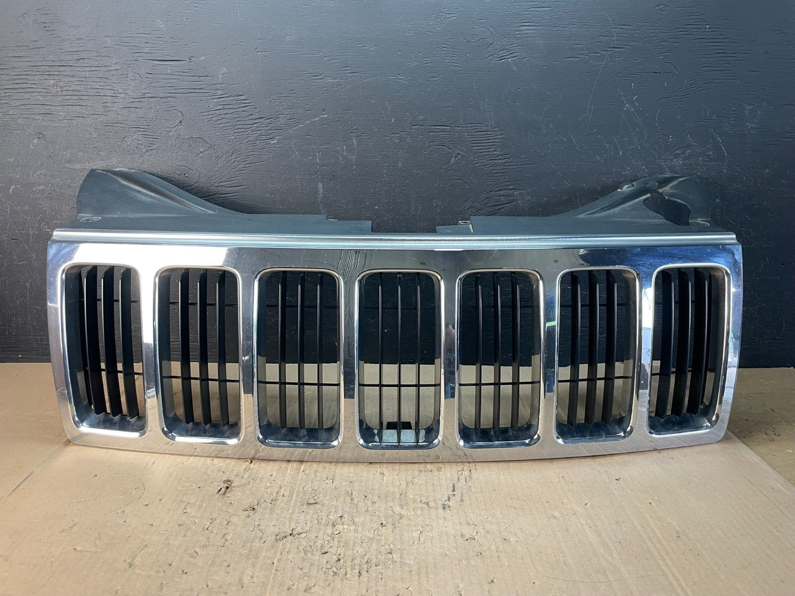 2008 2009 2010 Jeep Grand Cherokee Front Upper Grill Grille AD8295 DG0