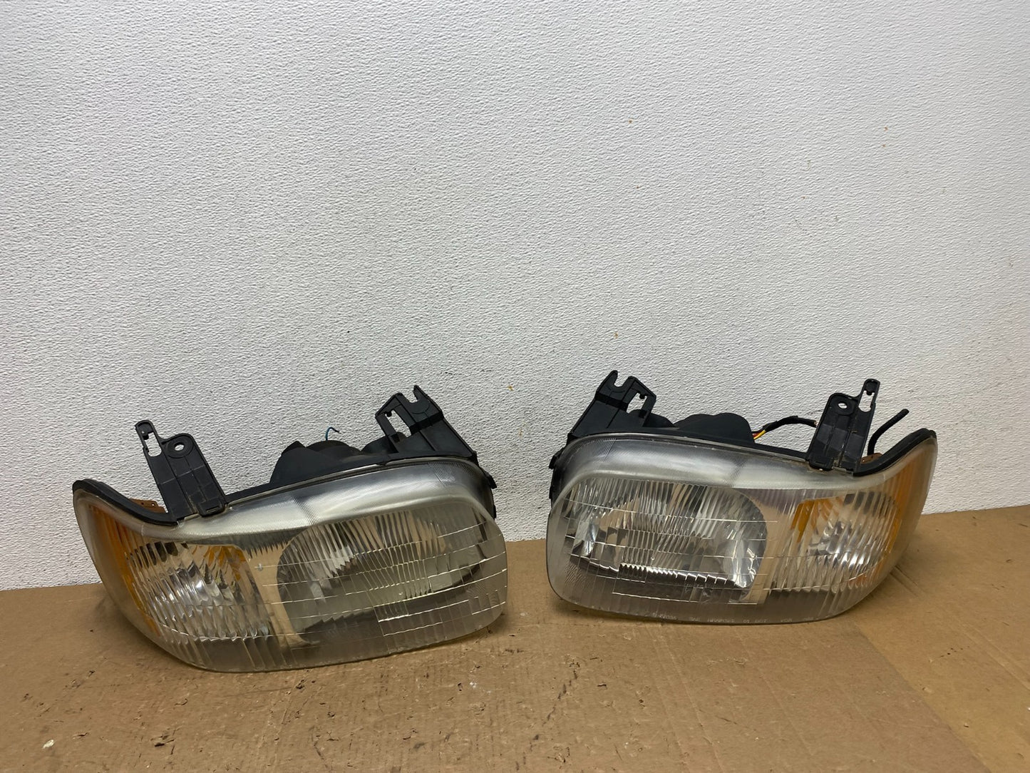 2001 - 2004 Ford Escape Headlights Left+Right Halogen Aftermarket AD8176 DG0