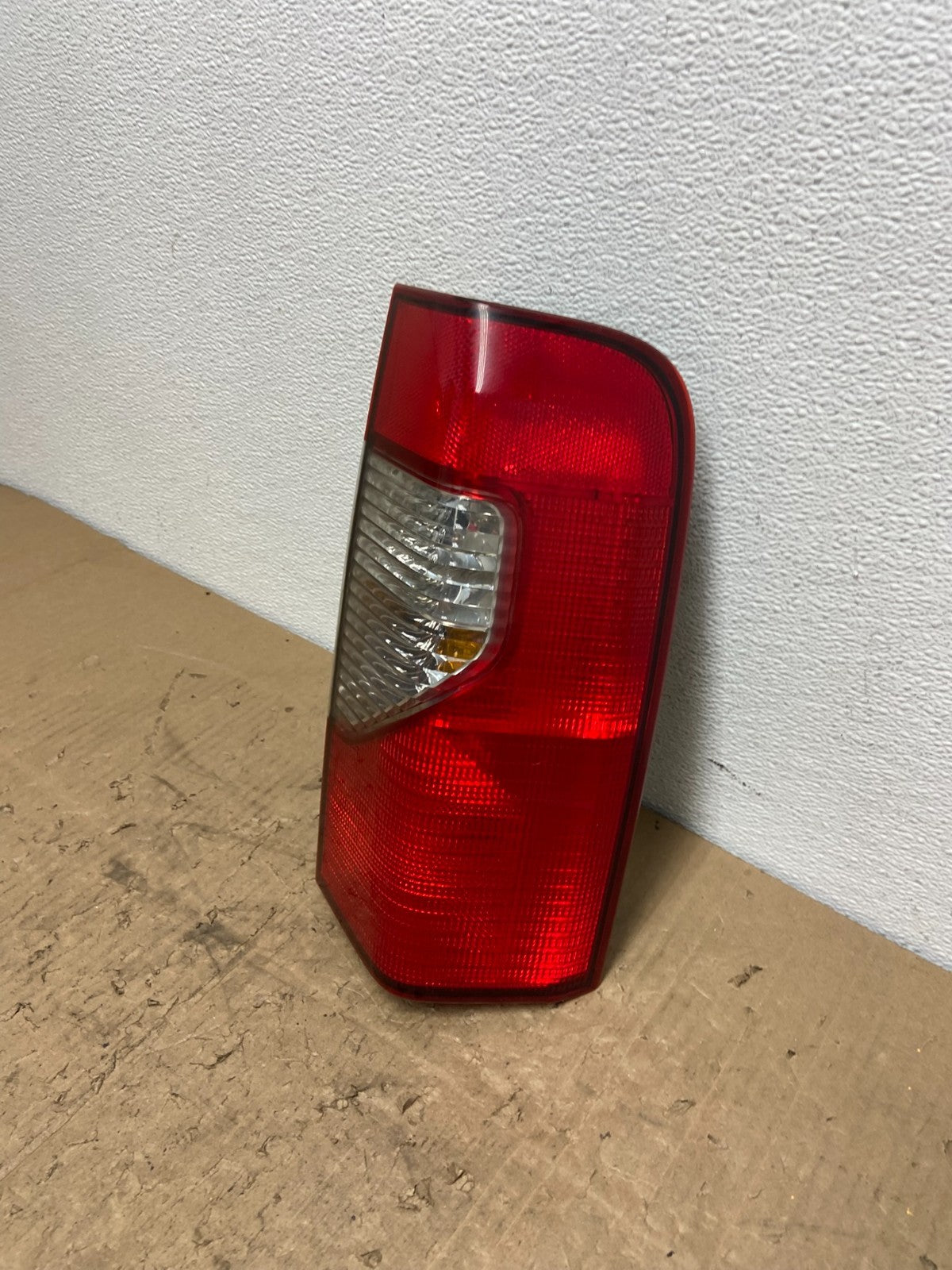 2002 2003 2004 Nissan Xterra Right Passenger RH Side Tail Light OEM AB9887 DW1