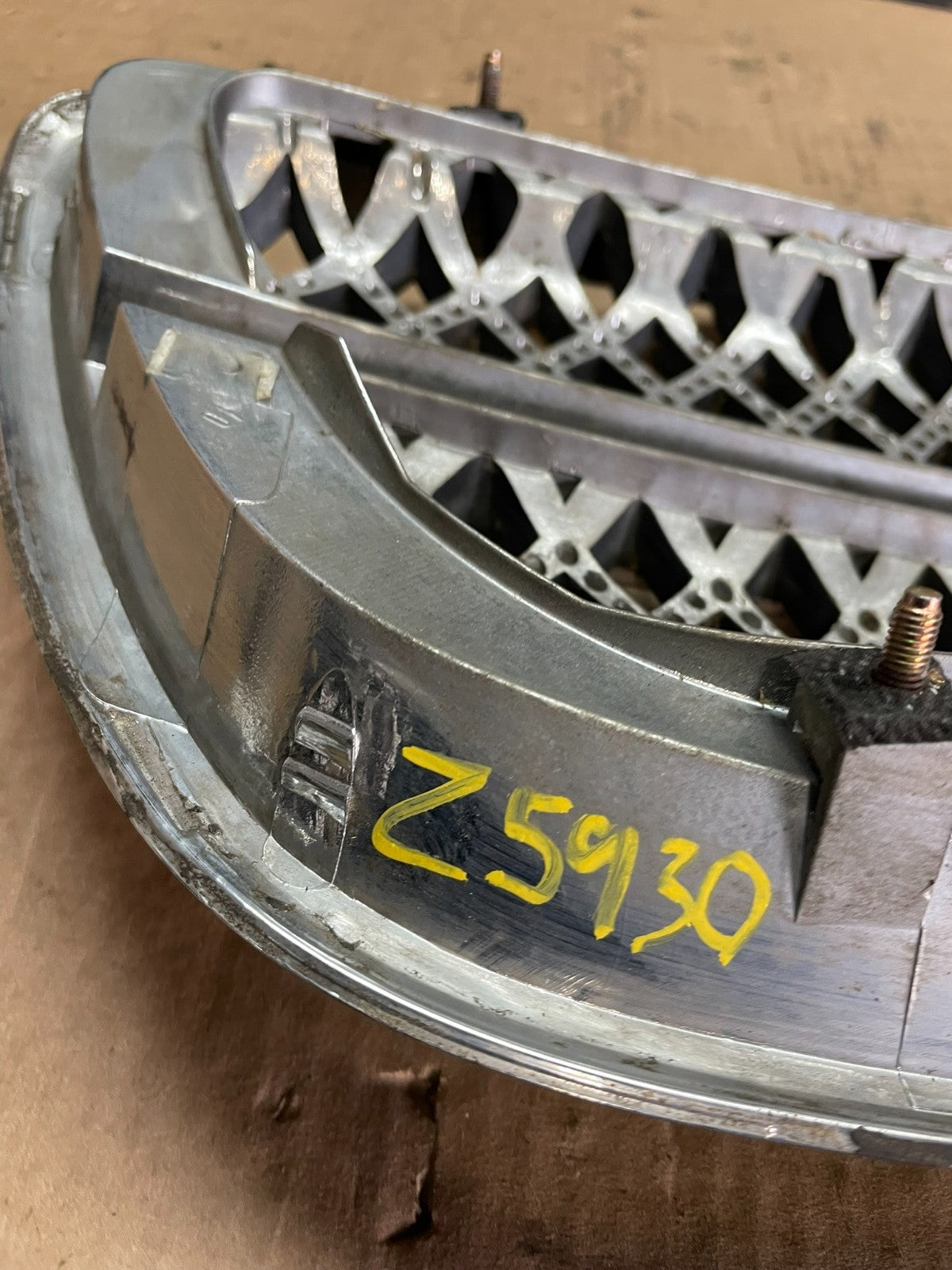 2004 to 2005 Kia Sedona Front Upper Grill Grille Z5930 DG8