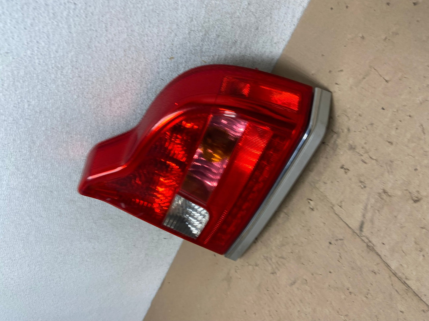 2004 - 2006 Volvo S80 Right Passenger RH Side Tail Light AG5687 LK1
