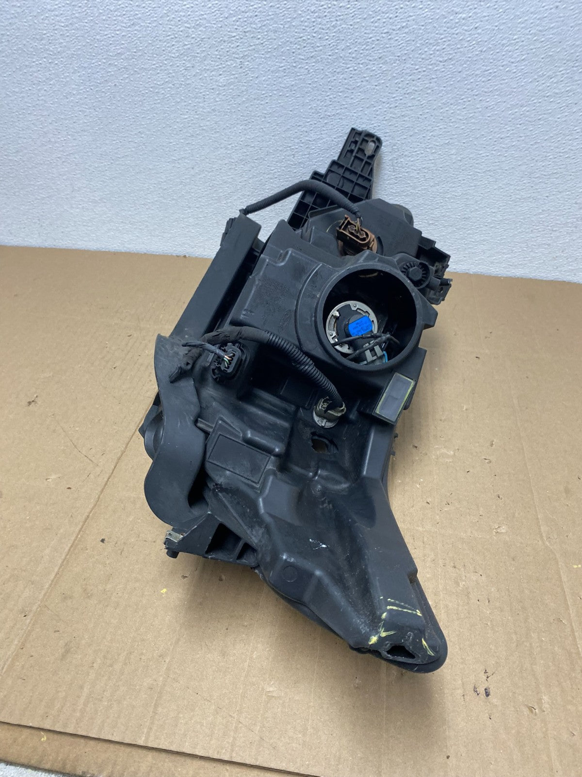 2013 to 2019 Ford Taurus Right Passenger RH Side Headlight Halogen OEM AB8142 DW9