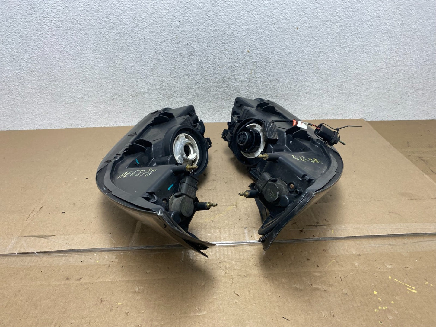 1999 to 2004 Ford Mustang Left+Right Set Side Black Headlights AE6878 DW7