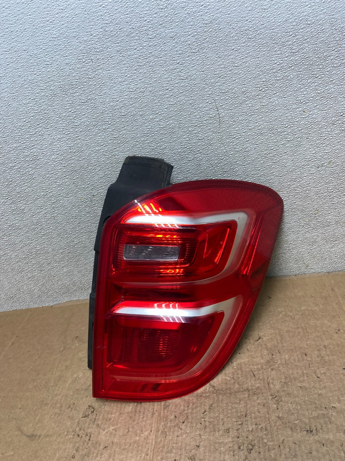 2016 to 2017 Chevrolet Equinox Right Passenger RH Side Tail Light OEM AA3820 DW0