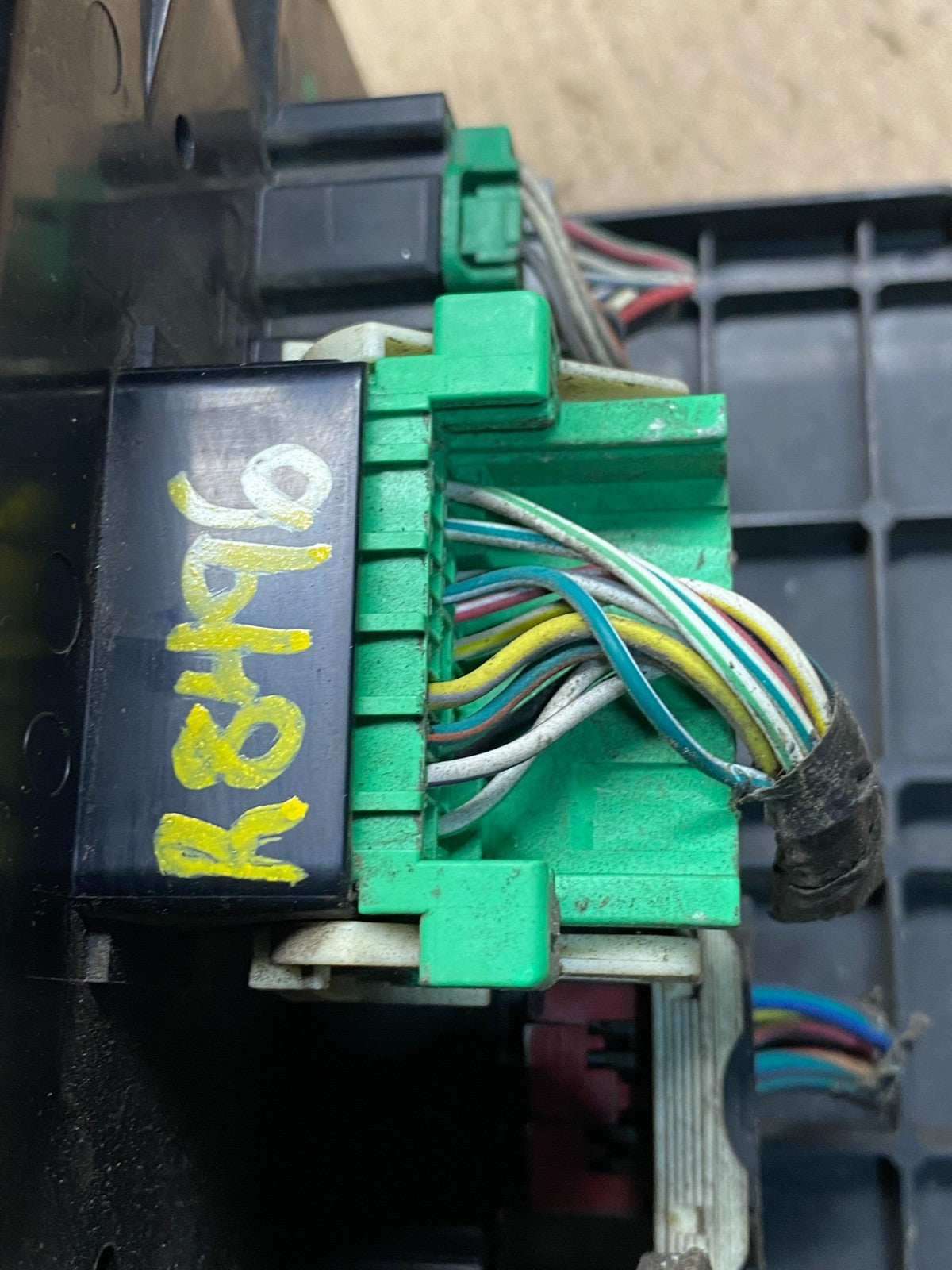 2008 Chrysler 300 Charger Totally Integrated Power Module Fuse Box TIPM R8496 DG8