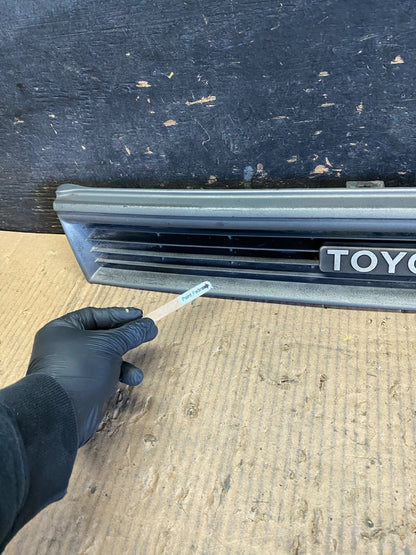 1988-1992 Toyota Corolla Grille Grill Front Upper  W/Insert Bracket OEM S9598 DG3