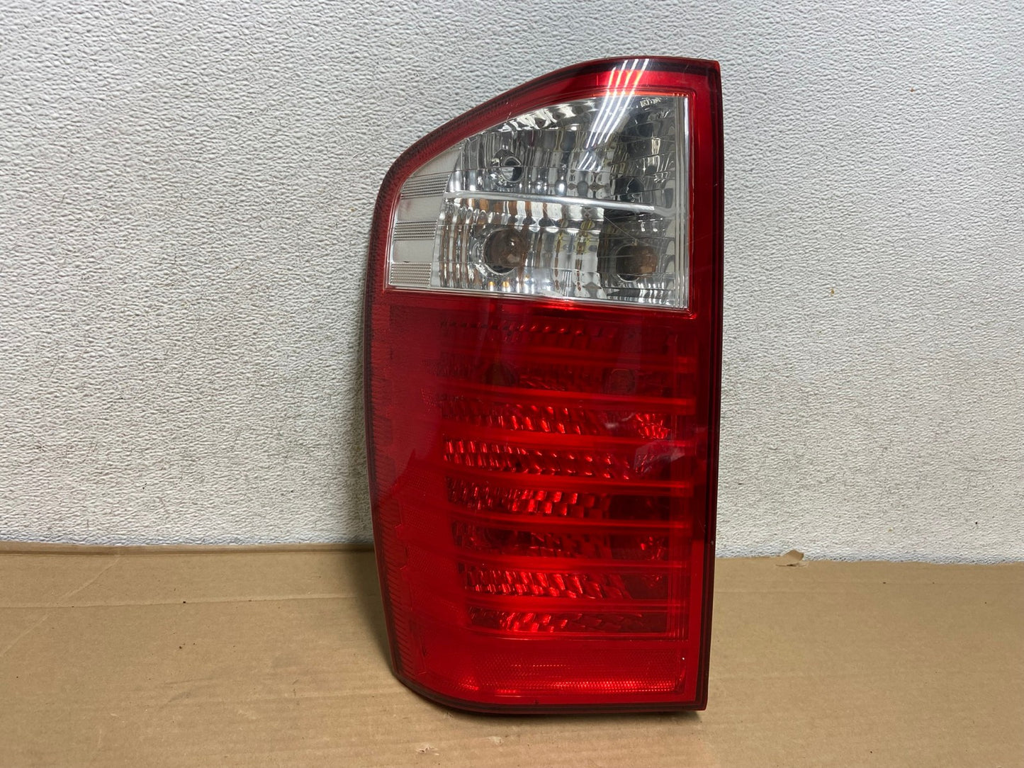 2007 to 2010 Kia Sedona Left Driver LH Side Tail Light AG9175 LK0
