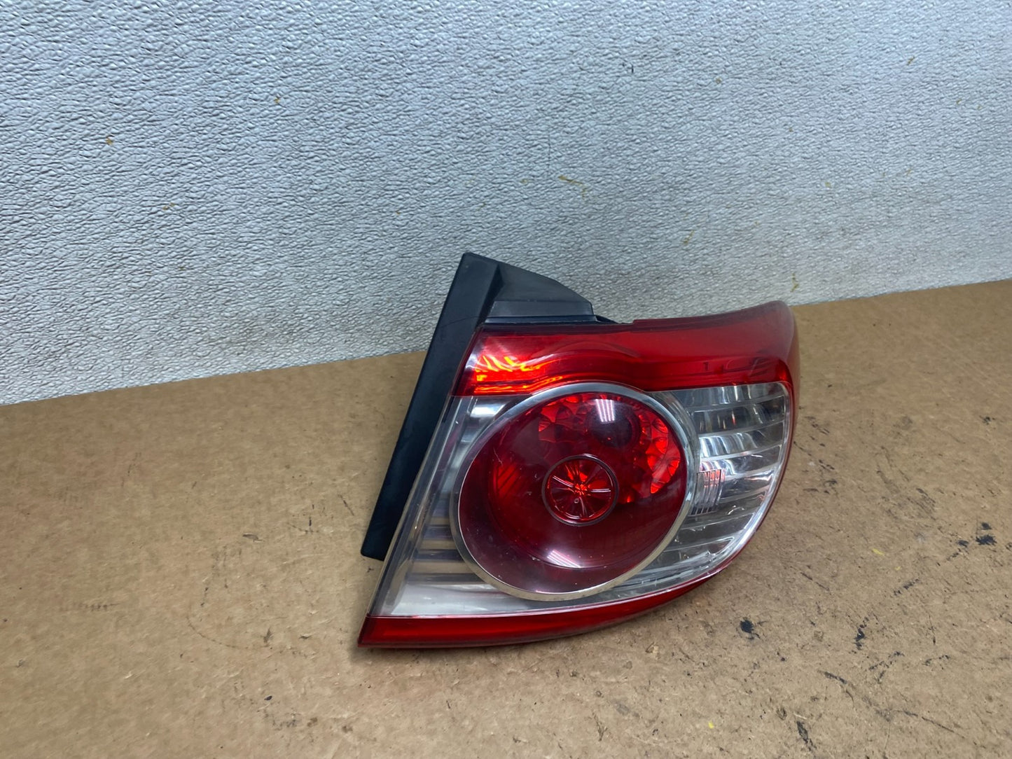 2010 to 2012 Hyundai Santa Fe Right Passenger RH Tail Light OEM S7639 DW2