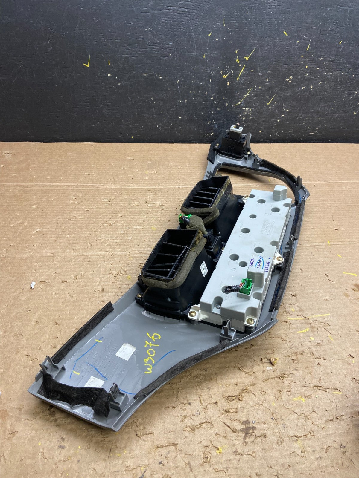 2005 to 2010 Honda Odyssey Radio Climate Control Dash Trim Bezel W3076 DG4