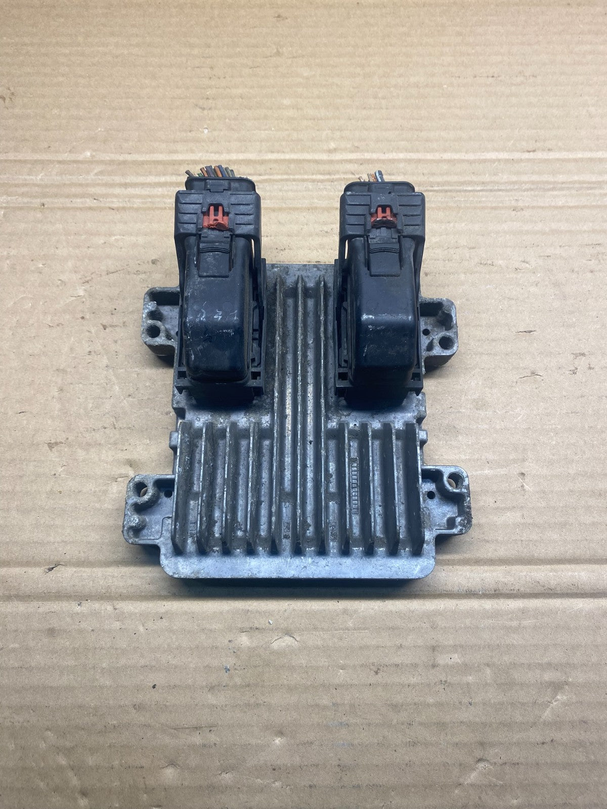 2010 to 2013 Chevrolet Silverado Yukon Engine Control Module ECM ECU AE4749 DW0
