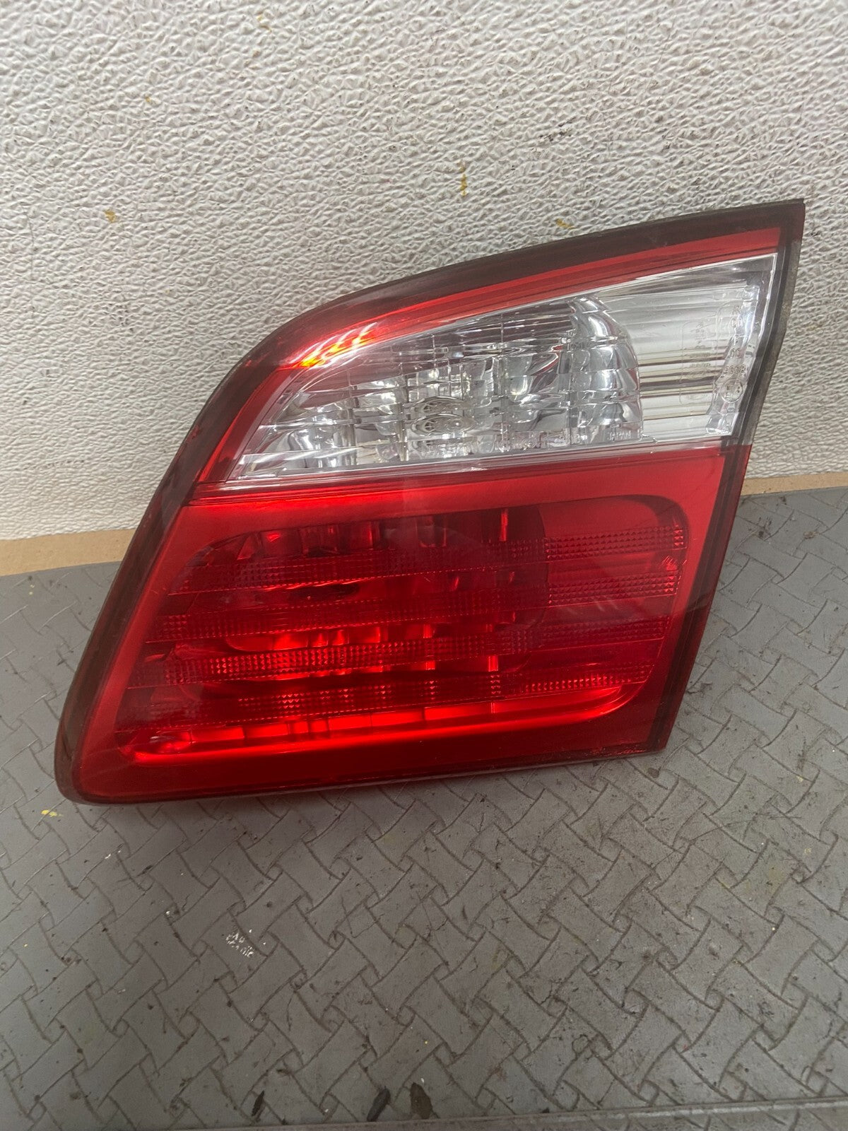 2000-2001 Infiniti i30 Right Passenger Rh Side Tail Light Inner Oem C75830
