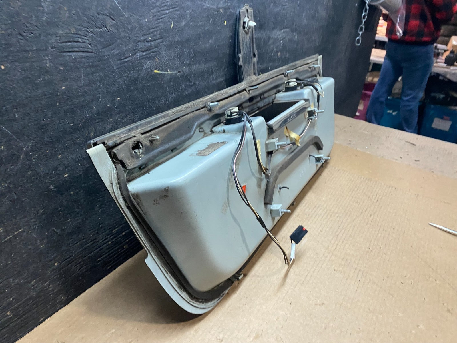 2007 to 2014 Lincoln Navigator Trunk Liftgate License Plate OEM v7000 DG8