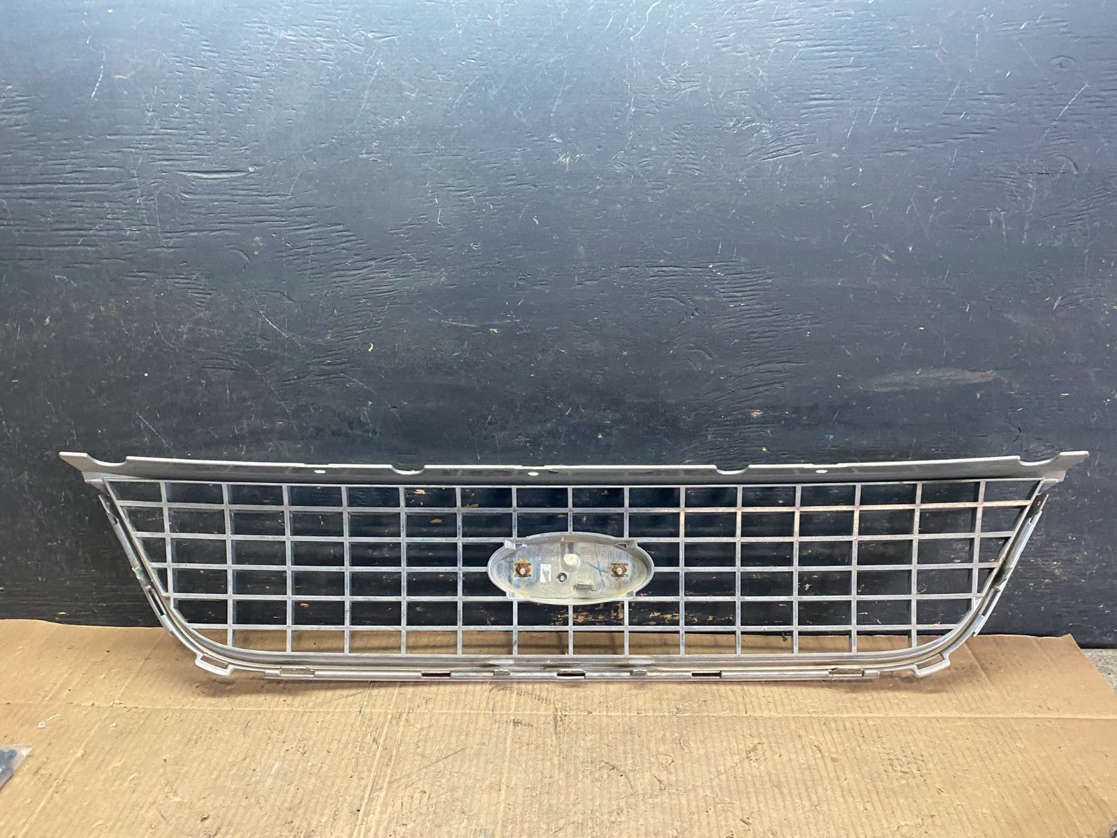 2004 to 2007 Ford Freestar Front Grill Grille 3F23-17K945 OEM  r7891 DG4