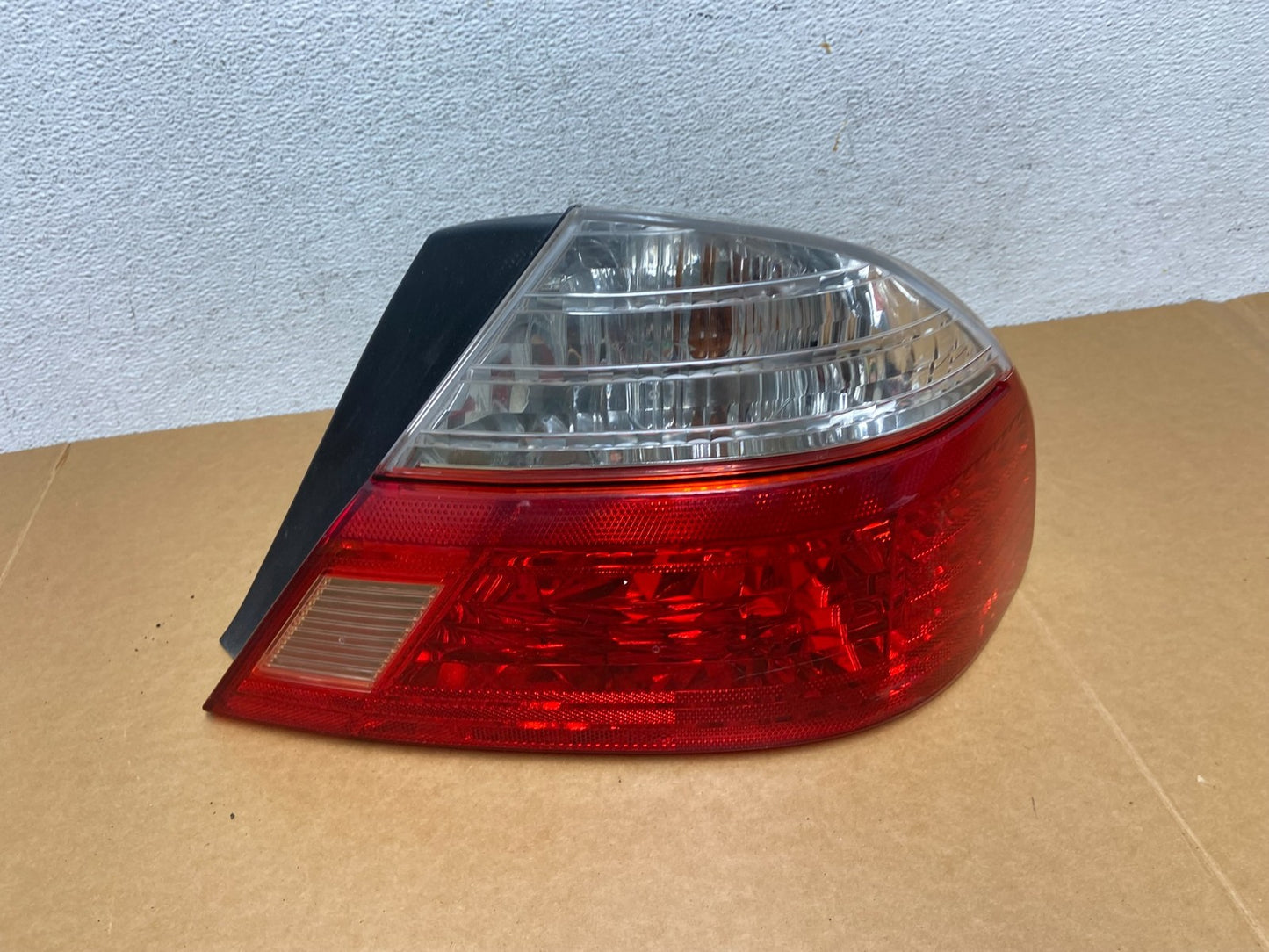 2003 to 2004 Toyota Avalon Right Passenger RH Side Tail Light AD8861 DW0