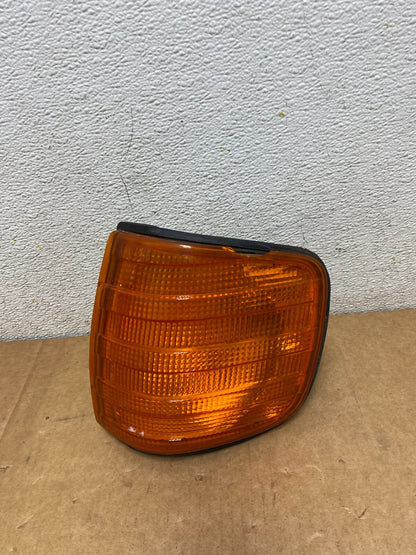 Mercedes-Benz W126 420SE Front Left Indicator Light Bosch H98830
