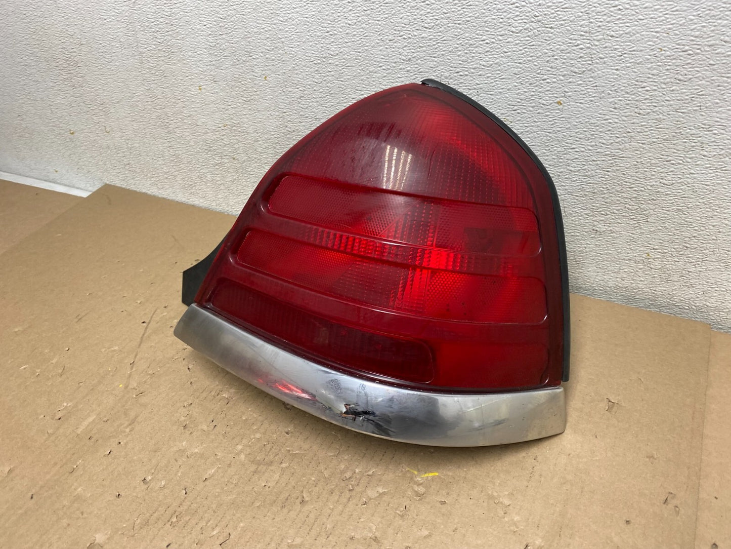 1998-2003 Ford Crown Victoria Right Passenger Rh Side Tail Light Oem I2182 DW1