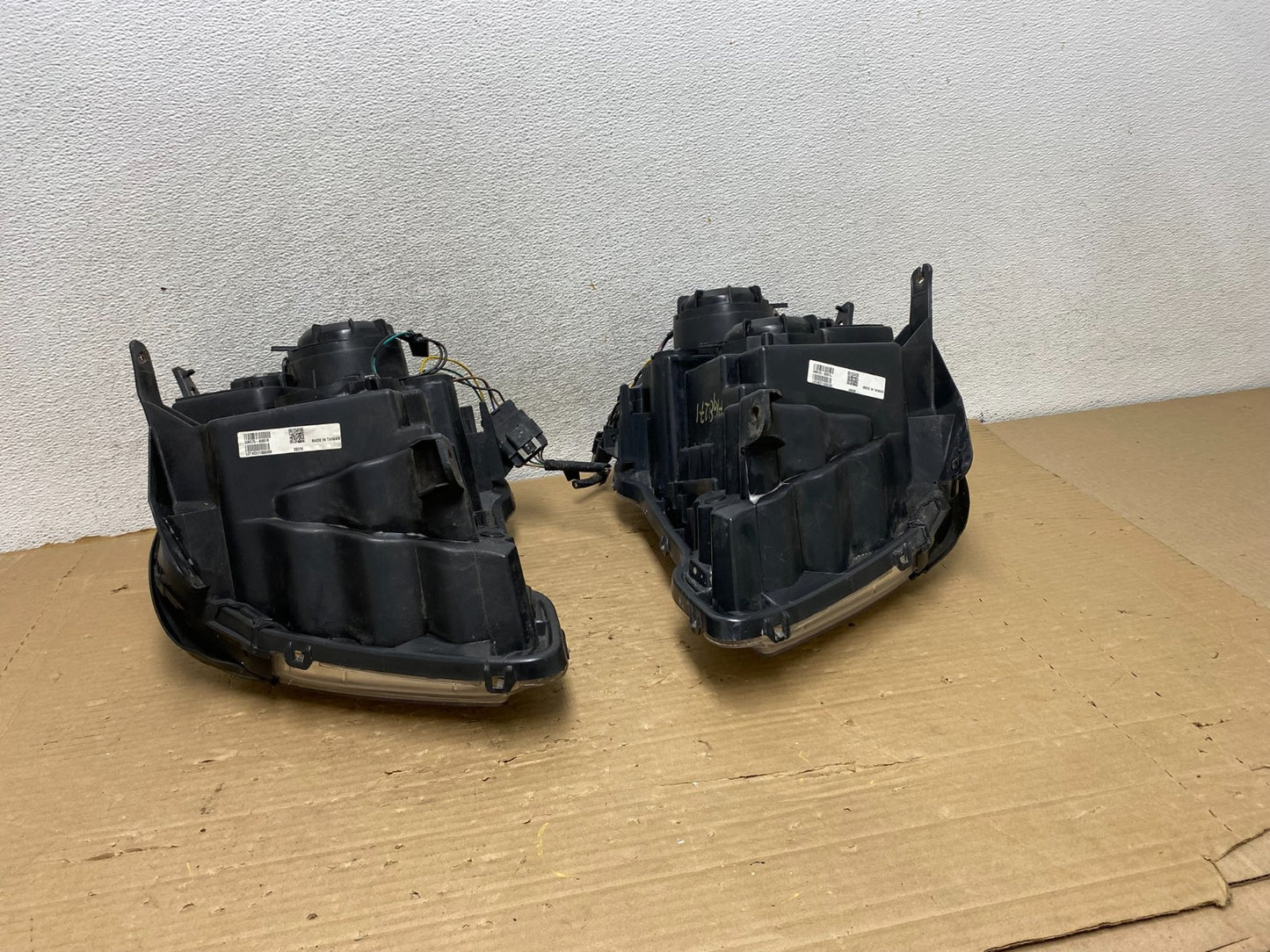 2010 to 2015 GMC Terrain Halogen Left+Right Side Headlights AG8271 DW10