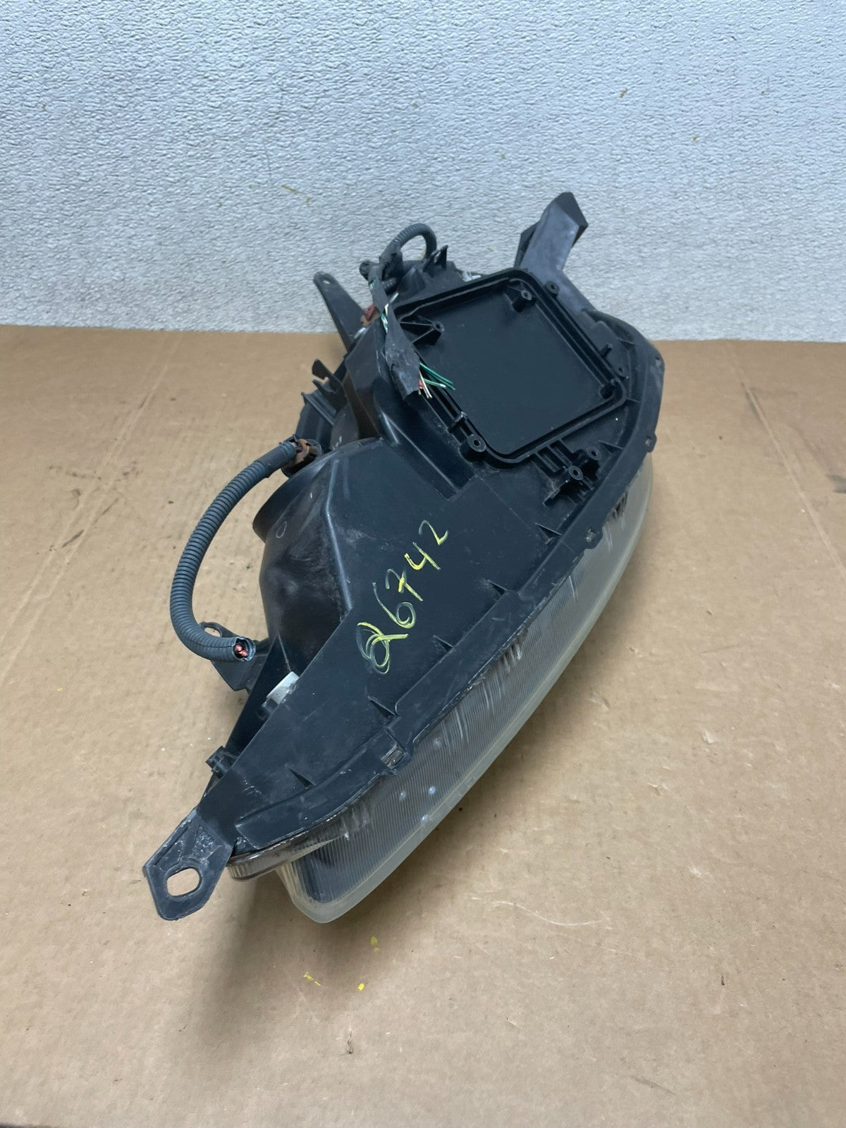 2004-2005 Toyota Sienna Driver Right Passenger Halogen Headlight OEM Q6742 DW15