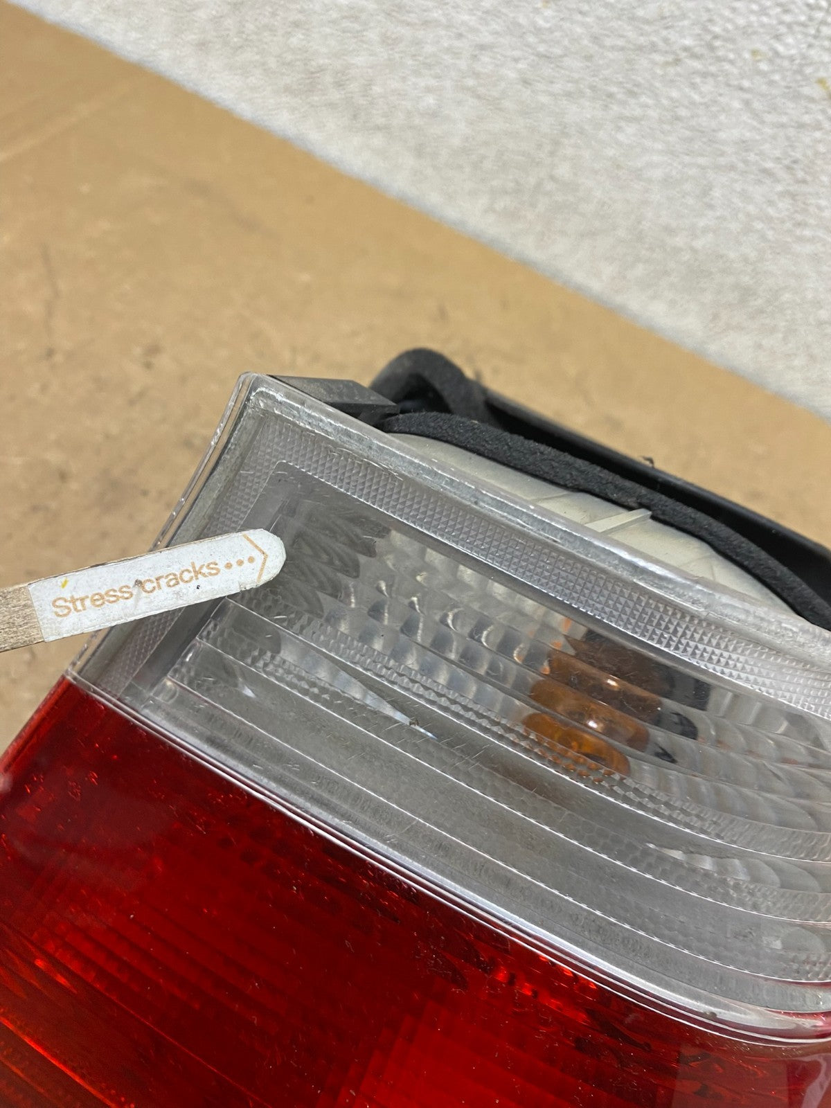 2002 - 2005 BMW 3 E46 Series Right Passenger Tail Light V8583 DW4