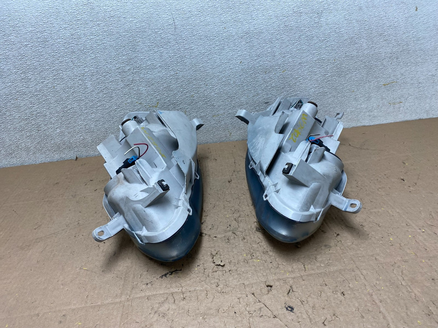 2005 to 2008 Toyota Corolla Left+Right Side Set Headlights W2902 DW16
