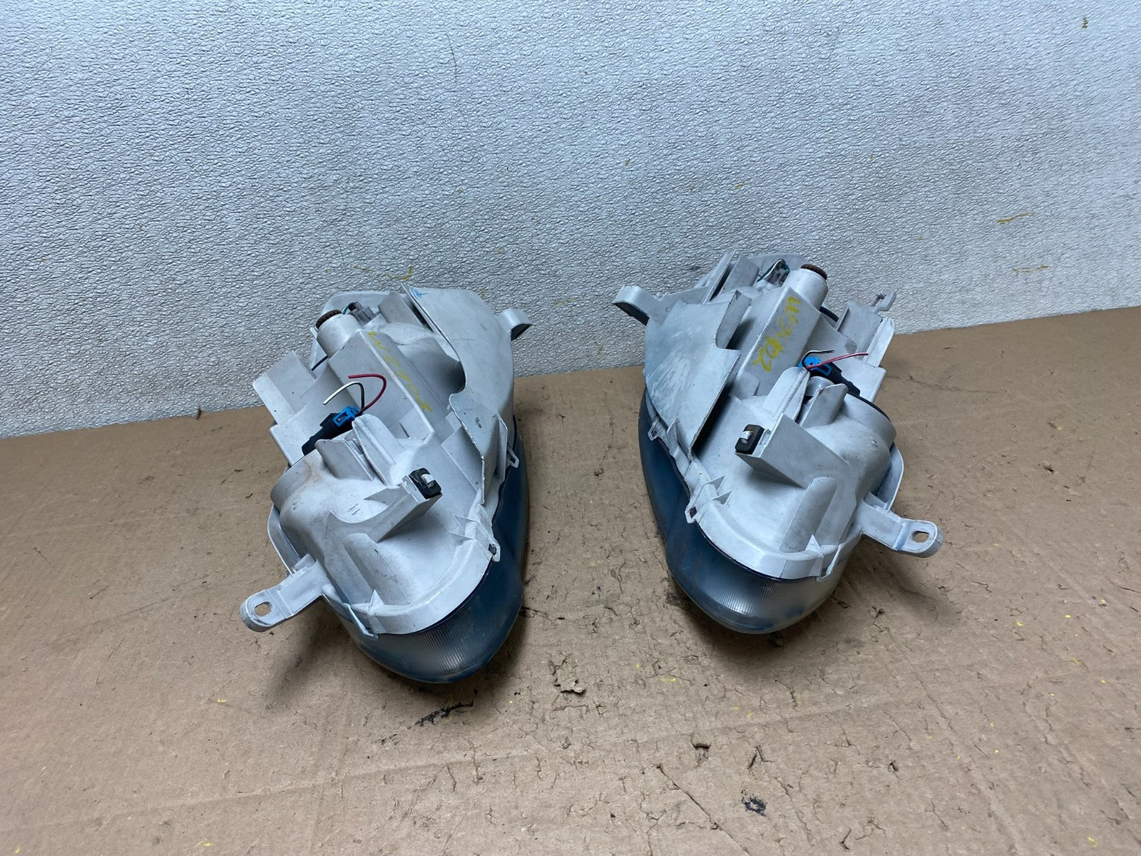 2005 to 2008 Toyota Corolla Left+Right Side Set Headlights W2902 DW16