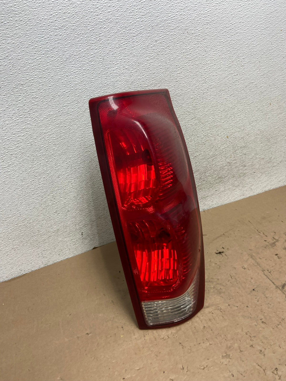 2002 - 2006 Chevrolet Avalanche Right Passenger Rh Side Tail Light AG5625 LK2