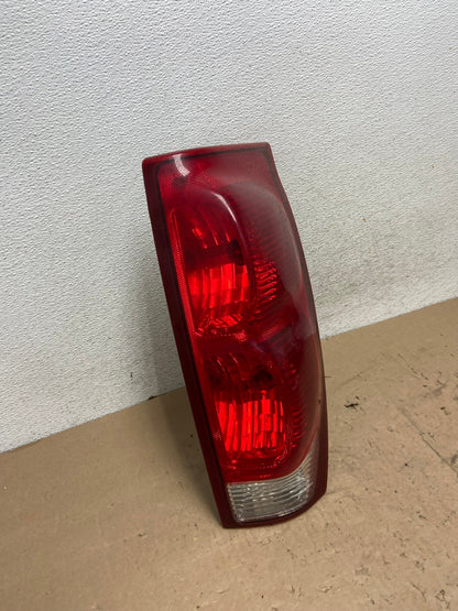 2002 - 2006 Chevrolet Avalanche Right Passenger Rh Side Tail Light AG5625 LK2