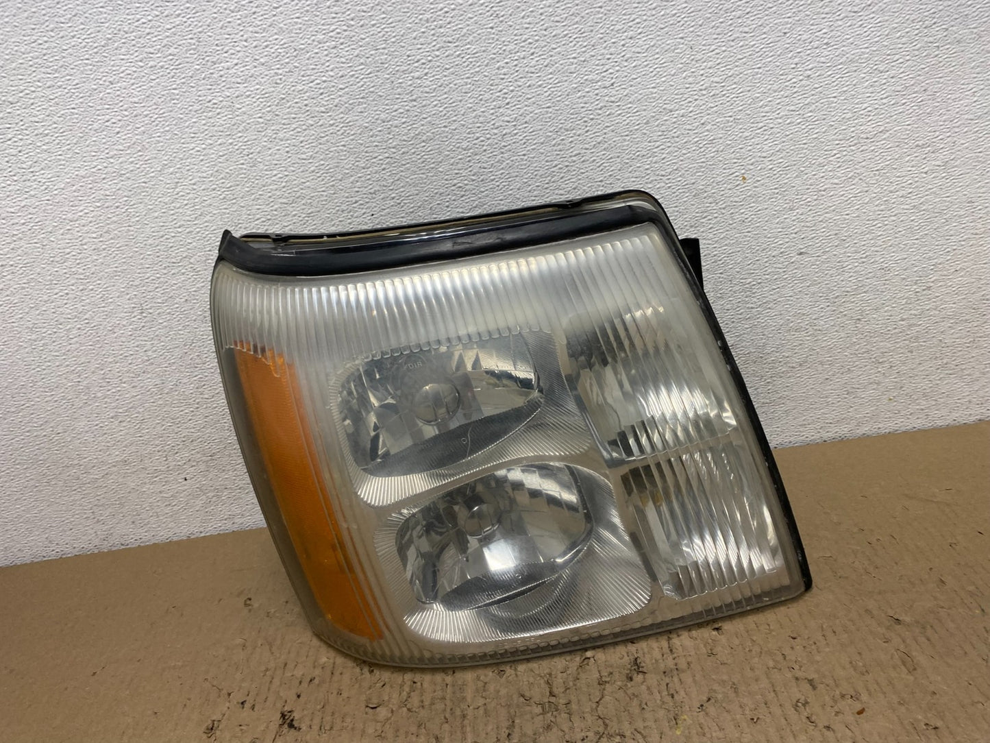 2002-2006 Cadillac Escalade Right Passenger Side Xenon HID Headlight AF72060
