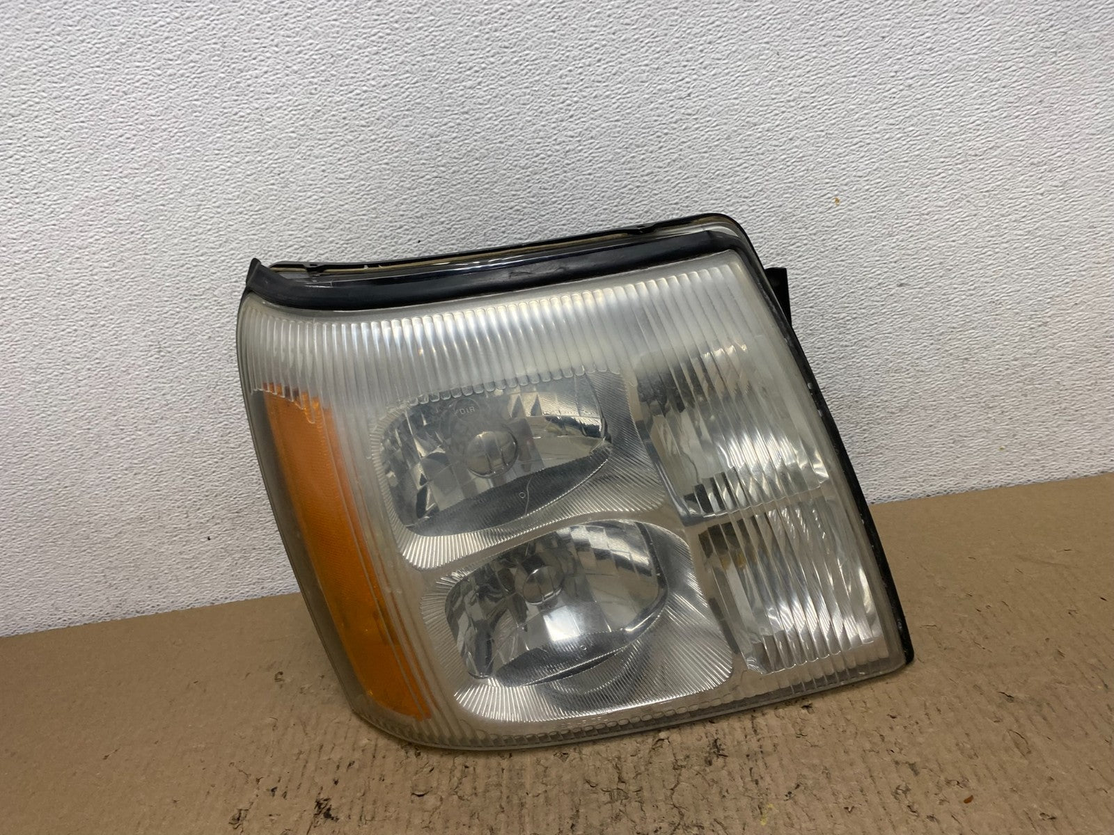 2002-2006 Cadillac Escalade Right Passenger Side Xenon HID Headlight AF72060