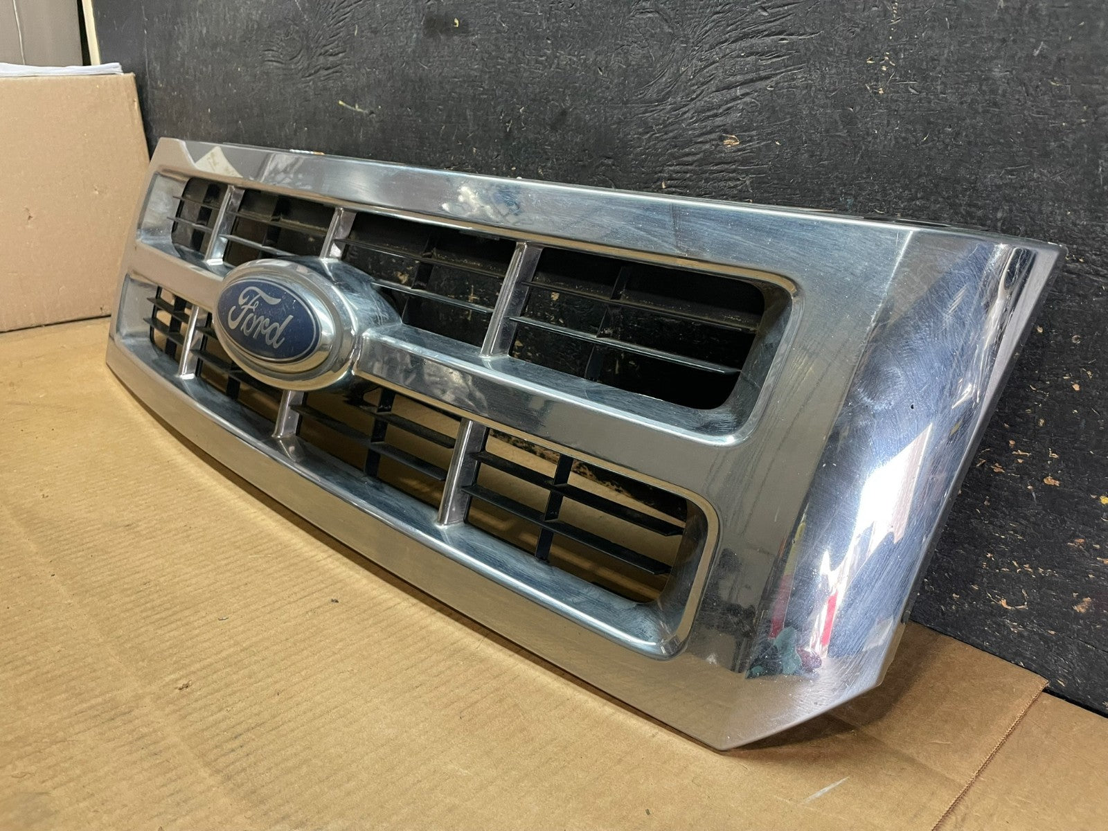 2008 to 2012 Ford Escape Front Upper Grill Grille Oem AA9066 DG2