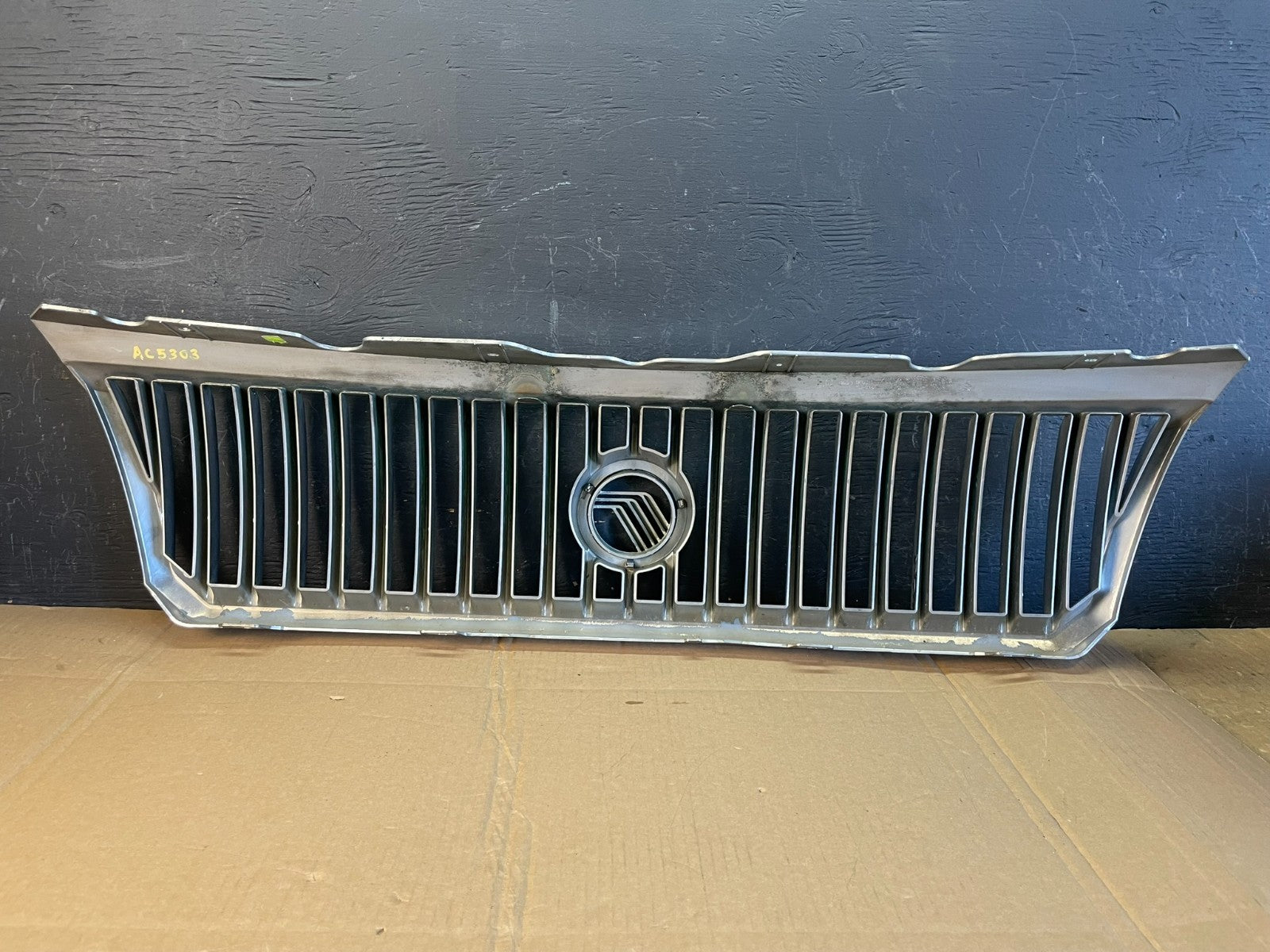 2002 to 2005 Mercury Mountaineer Front Upper Grill Grille AC5303 DG4