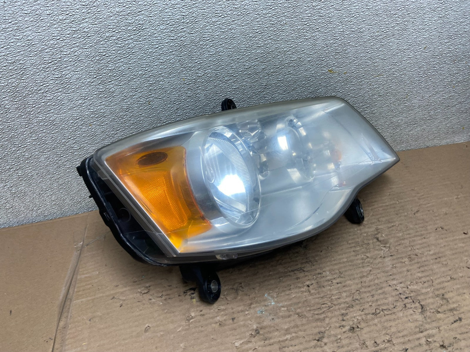 2011 to 2016 Chrysler Town and Country Right Passenger Headlight AA9544 DW2