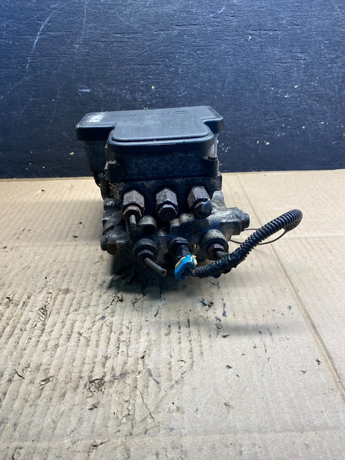 1998 to 1999 Chevrolet Suburban Anti-Lock Brake Pump/Module 12765501 AB27874