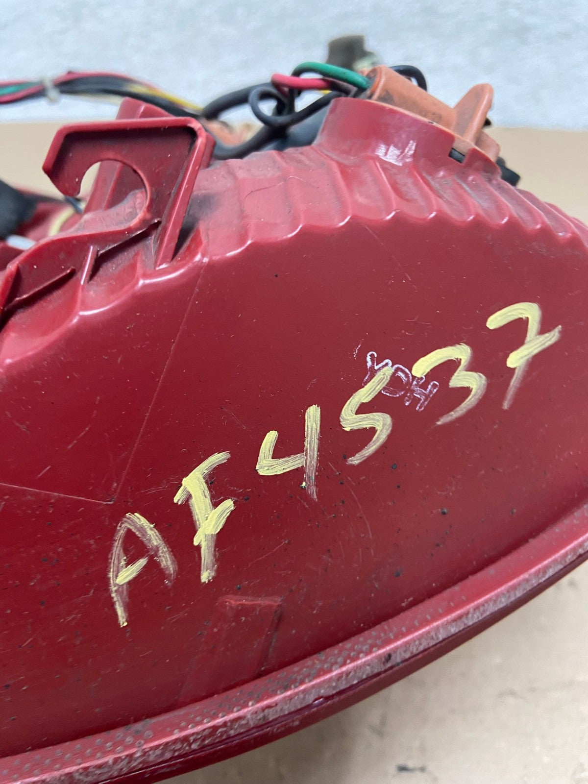 2003 2004 2005 Kia Sedona Left Driver LH Side Tail Light AF4537 LK7