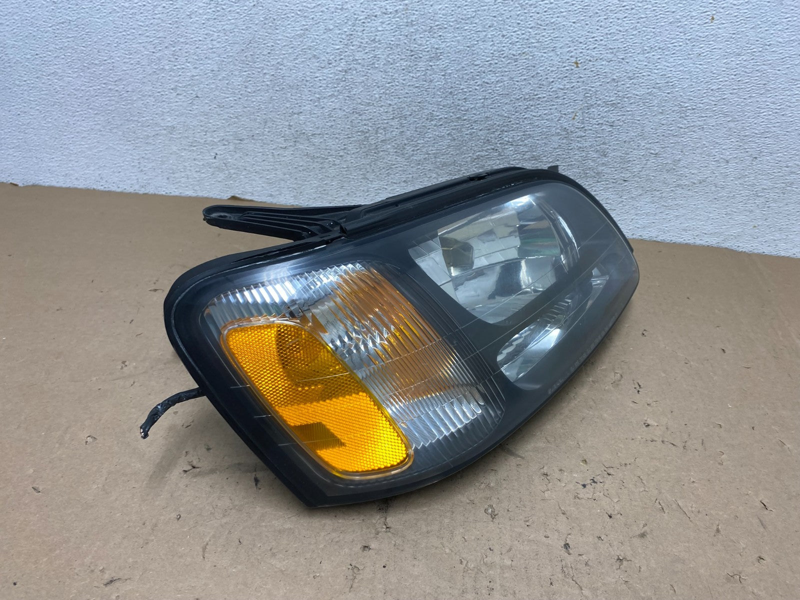 2001 to 2004 Subaru Legacy Outback Right Passenger Rh Headlight AG4418 DW2