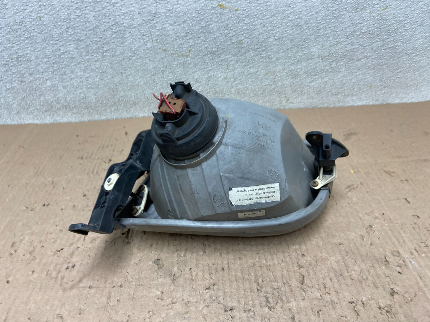 2001 to 2004 Toyota Sequoia Right Passenger RH Side Headlight Halogen Y0391 DW5