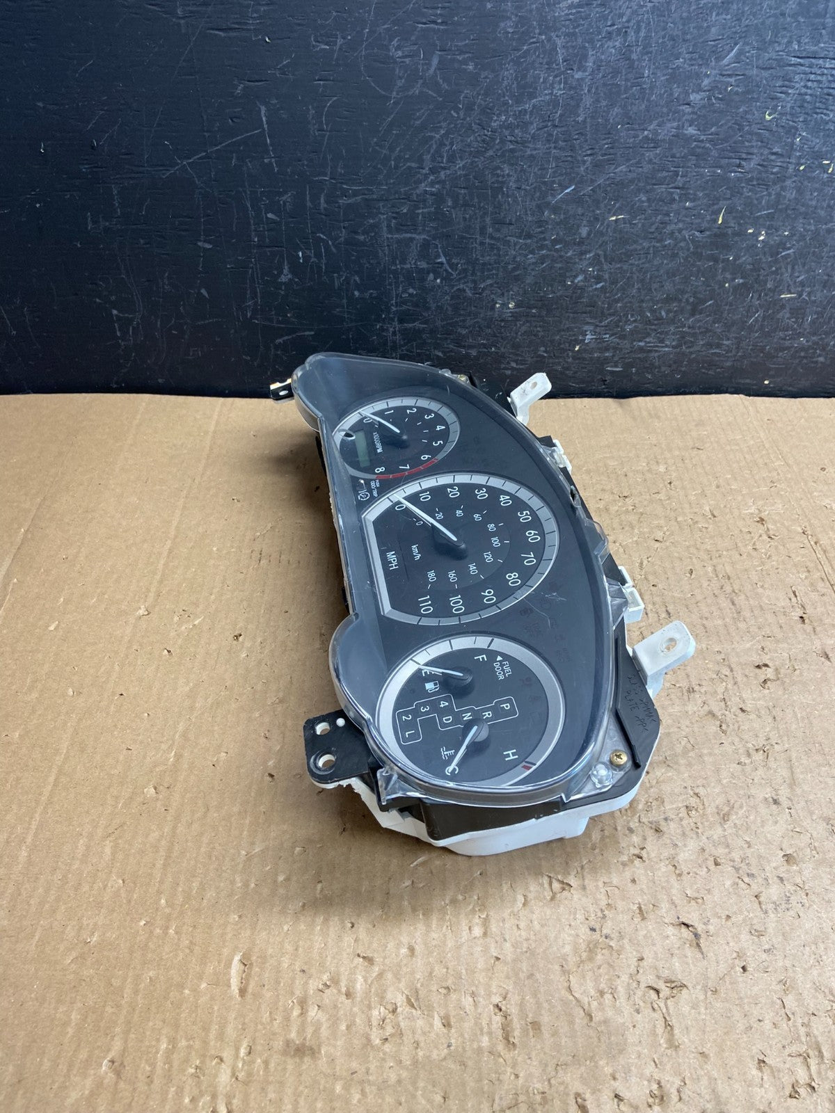 2004 2005 Toyota Sienna Speedometer Cluster Gauge AE4306 DW2