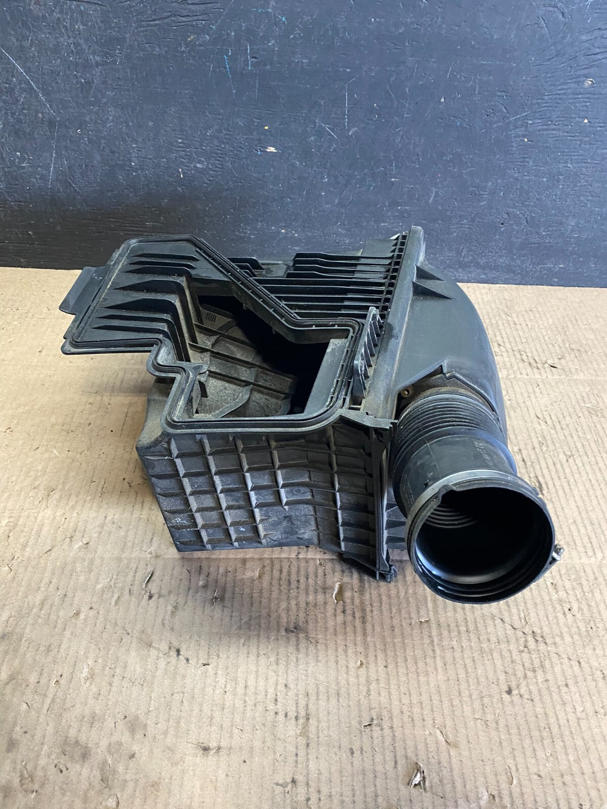 2002 to 2008 BMW 7 E65 E66 750Li 750i Right Side Air Cleaner Intake Box I3403 DG2