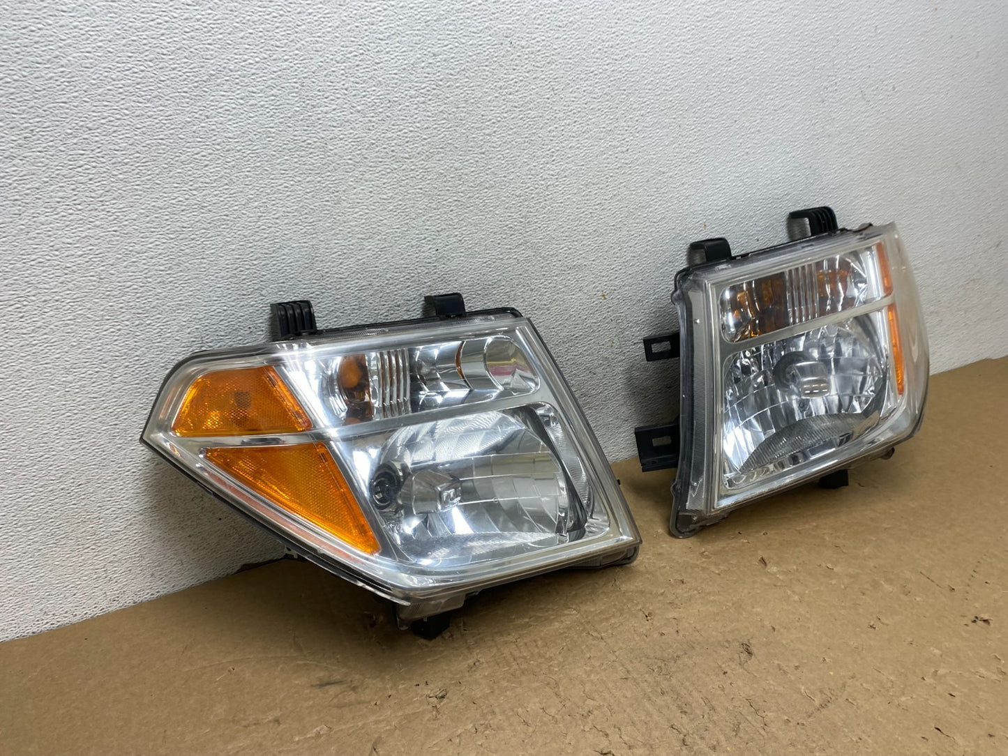 2005 2006 2007 Nissan Pathfinder Halogen Headlights Left+Right AF8078 DW2