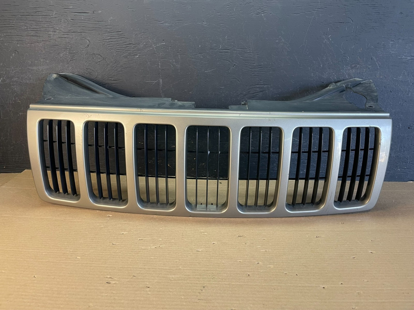 2005 2006 2007 Jeep Grand Cherokee Front Upper Grill Grille AE8662 DW0