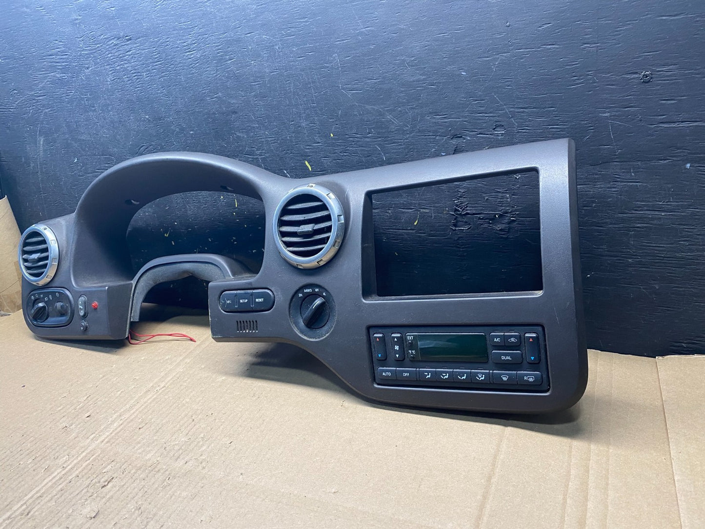 2003 - 2006 Ford Expedition Dash Speedometer Radio Climate Bezel Trim T1404 DG2