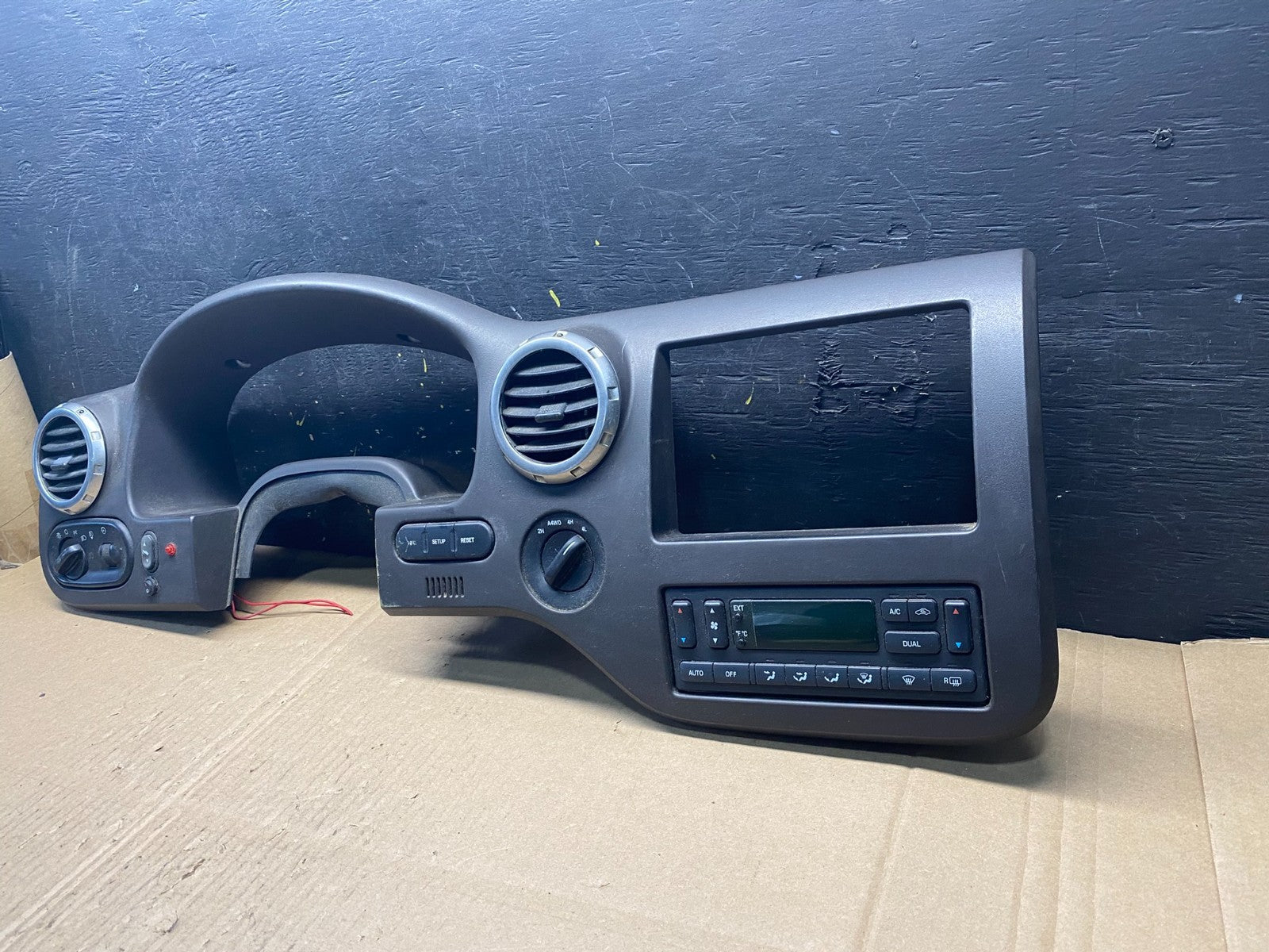 2003 - 2006 Ford Expedition Dash Speedometer Radio Climate Bezel Trim T1404 DG2