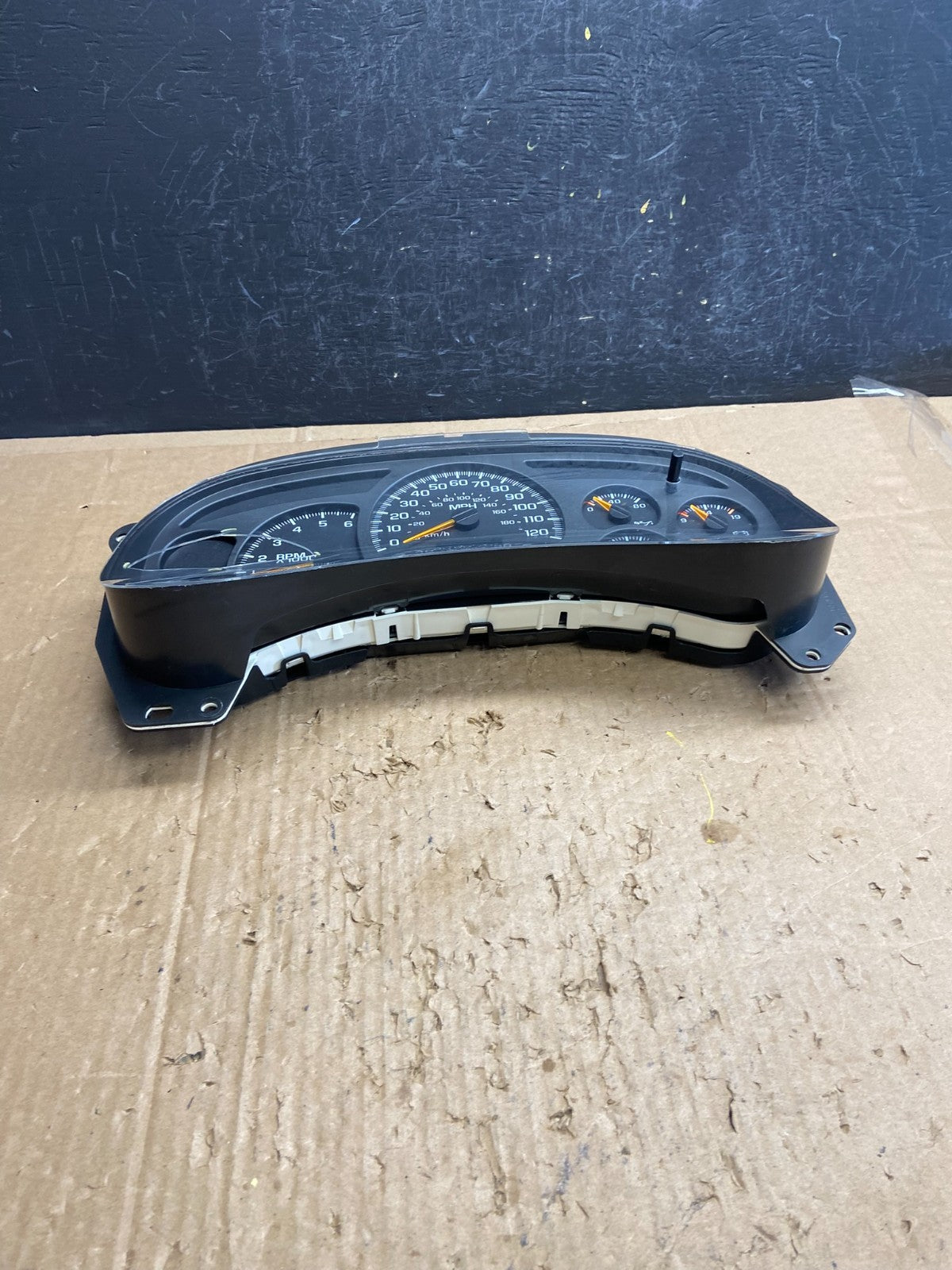 2003 to 2006 Chevrolet Silverado Yukon Cluster Gauge Speedometer AD6926 DG4