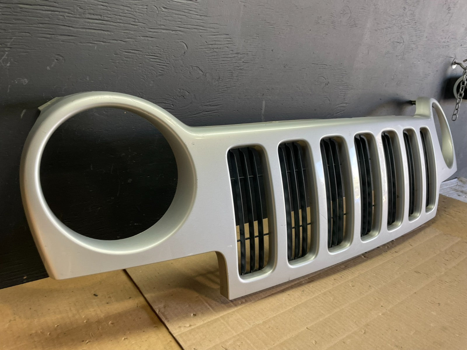 2002 2003 2004 Jeep Liberty Grill Grille Plastic OEM ab7668 DG2
